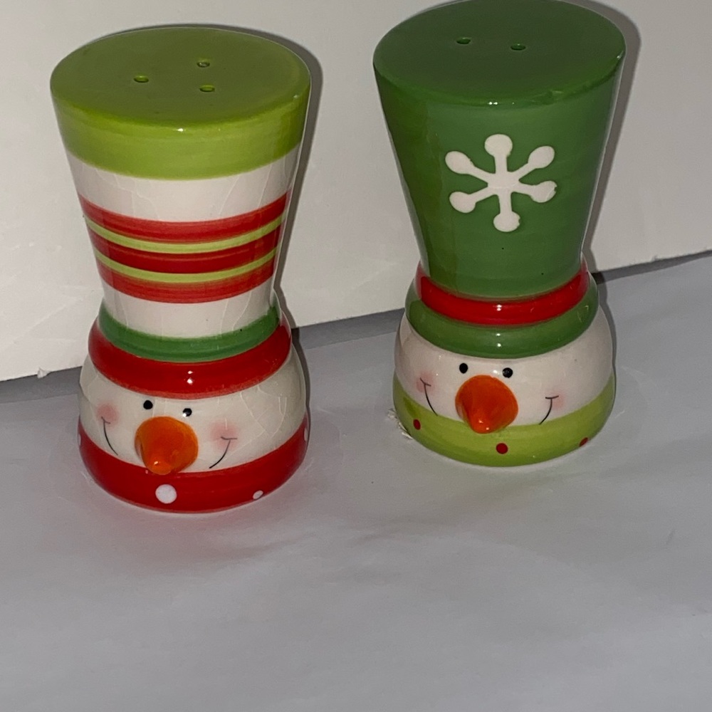 Winter/Christmas Snowman salt and pepper shakers.